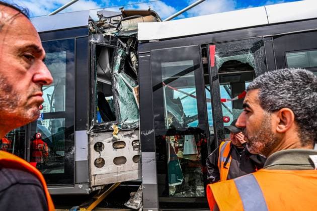 ROTTERDAM - Two trams collided on the Erasmus Bridge in Rotterdam. Eighteen people were injured in the incident, two of them seriously, the safety region reports. FRANK DE ROO ANP netherlands out - belgium out  Copyright: xx x564057264x originalFilename: 564057264.jpg