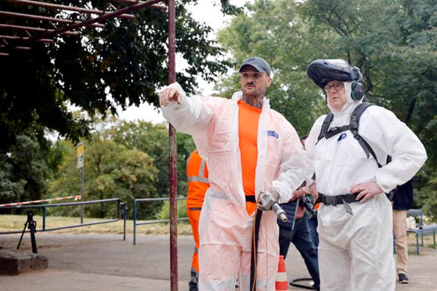 Kölns Oberbürgermeister Torsten Burmester (SPD) legt selbst Hand an in einem Schutzanzug und spricht mit KASA-Mitarbeitern bei einer Reinigungsaktion der Kölner Anti Spray Aktion (KASA) am Kinderspielplatz am Aachener Weiher. Das 7-köpfige Team von KASA entfernt jährlich Graffiti in Köln auf einer Fläche von 22.000 Quadratmetern. Köln, 22.07.2026 NRW Deutschland *** Cologne’s Mayor Torsten Burmester (SPD) rolls up his sleeves in a protective suit and talks with KASA staff during a cleanup campaign organized by the Cologne-based Anti-Spray Action (KASA) at the children’s playground by the Aachener Weiher. Every year, KASA’s seven-person team removes graffiti from an area of 22 000 square meters. Cologne, July 22, 2026, North Rhine-We Copyright: xChristophxHardtx