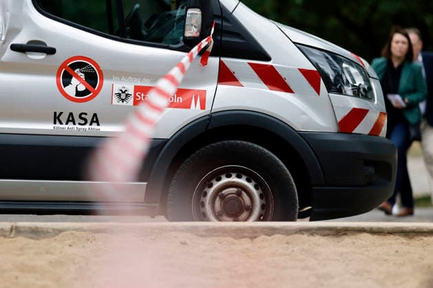 Das Logo von KASA auf einem AWB-Fahrzeug zu sehen bei einer Reinigungsaktion der Kölner Anti Spray Aktion (KASA) am Kinderspielplatz am Aachener Weiher. Das 7-köpfige Team von KASA entfernt jährlich Graffiti in Köln auf einer Fläche von 22.000 Quadratmetern. (Themenbild, Symbolbild) Köln, 22.07.2026 NRW Deutschland *** The KASA logo can be seen on an AWB vehicle during a cleanup campaign by the Cologne-based anti-graffiti group KASA at the children’s playground by the Aachener Weiher. KASA’s seven-person team removes graffiti from an area of 22,000 square meters in Cologne each year. Thematic image, symbolic image of Cologne, July 22, 2026, North Rhine-Westphalia, Germany Copyright: xChristophxHardtx