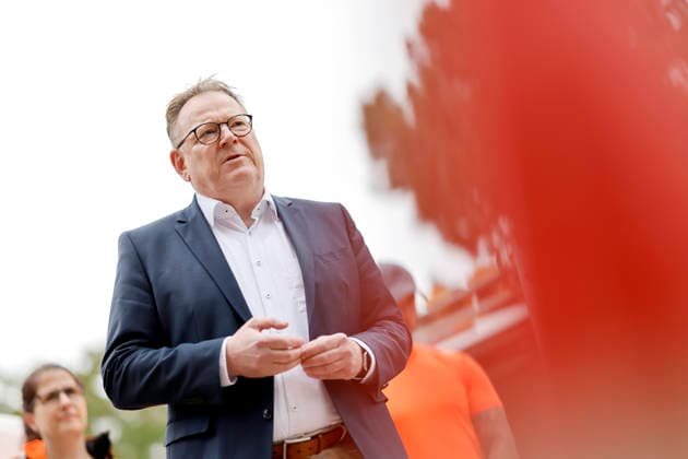 Kölns Oberbürgermeister Torsten Burmester (SPD) im Gespräch mit Mitarbeitern des KASA-Team bei einer Reinigungsaktion der Kölner Anti Spray Aktion (KASA) am Kinderspielplatz am Aachener Weiher. Das 7-köpfige Team von KASA entfernt jährlich Graffiti in Köln auf einer Fläche von 22.000 Quadratmetern. Köln, 22.07.2026 NRW Deutschland *** Cologne Mayor Torsten Burmester (SPD) talks with members of the KASA team during a cleanup campaign organized by the Cologne Anti-Spray Action (KASA) at the children’s playground by the Aachener Weiher. The seven-member KASA team removes graffiti from an area of 22,000 square meters in Cologne each year Cologne, July 22, 2026, North Rhine-Westphalia, Germany Copyright: xChristophxHardtx