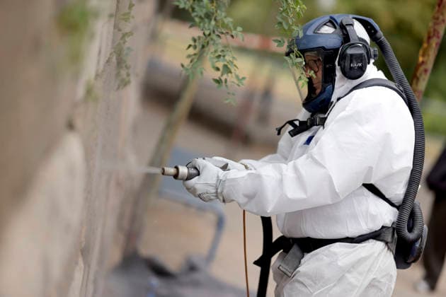 Kölns Oberbürgermeister Torsten Burmester (SPD) legt selbst Hand an in einem Schutzanzug bei einer Reinigungsaktion der Kölner Anti Spray Aktion (KASA) am Kinderspielplatz am Aachener Weiher. Das 7-köpfige Team von KASA entfernt jährlich Graffiti in Köln auf einer Fläche von 22.000 Quadratmetern. Köln, 22.07.2026 NRW Deutschland *** Cologne’s Mayor Torsten Burmester (SPD) rolls up his sleeves and joins in, wearing a protective suit, during a cleanup campaign organized by the Cologne-based anti-graffiti group KASA at the children’s playground by the Aachener Weiher. KASA’s seven-member team removes graffiti annually across an area of 22,000 square meters in CologneCologne, July 22, 2026, North Rhine-Westphalia, Germany Copyright: xChristophxHardtx