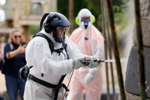 Kölns Oberbürgermeister Torsten Burmester (SPD) legt selbst Hand an in einem Schutzanzug bei einer Reinigungsaktion der Kölner Anti Spray Aktion (KASA) am Kinderspielplatz am Aachener Weiher. Das 7-köpfige Team von KASA entfernt jährlich Graffiti in Köln auf einer Fläche von 22.000 Quadratmetern. Köln, 22.07.2026 NRW Deutschland *** Cologne’s Mayor Torsten Burmester (SPD) rolls up his sleeves and joins in, wearing a protective suit, during a cleanup campaign organized by the Cologne-based anti-graffiti group KASA at the children’s playground by the Aachener Weiher. KASA’s seven-member team removes graffiti annually across an area of 22,000 square meters in CologneCologne, July 22, 2026, North Rhine-Westphalia, Germany Copyright: xChristophxHardtx