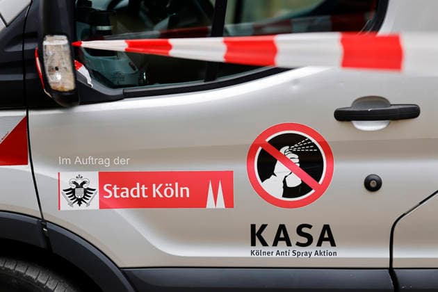 Das Logo von KASA auf einem AWB-Fahrzeug zu sehen bei einer Reinigungsaktion der Kölner Anti Spray Aktion (KASA) am Kinderspielplatz am Aachener Weiher. Das 7-köpfige Team von KASA entfernt jährlich Graffiti in Köln auf einer Fläche von 22.000 Quadratmetern. (Themenbild, Symbolbild) Köln, 22.07.2026 NRW Deutschland *** The KASA logo can be seen on an AWB vehicle during a cleanup campaign by the Cologne-based anti-graffiti group KASA at the children’s playground by the Aachener Weiher. KASA’s seven-member team removes graffiti from an area of 22,000 square meters in Cologne each year. Thematic image, symbolic image of Cologne, July 22, 2026, North Rhine-Westphalia, Germany Copyright: xChristophxHardtx