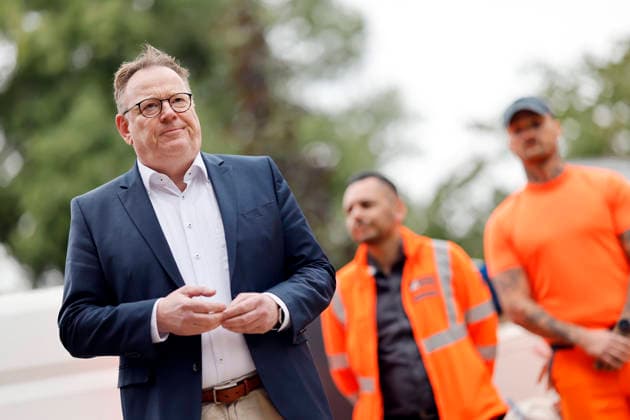 Kölns Oberbürgermeister Torsten Burmester (SPD) im Gespräch mit Mitarbeitern des KASA-Team bei einer Reinigungsaktion der Kölner Anti Spray Aktion (KASA) am Kinderspielplatz am Aachener Weiher. Das 7-köpfige Team von KASA entfernt jährlich Graffiti in Köln auf einer Fläche von 22.000 Quadratmetern. Köln, 22.07.2026 NRW Deutschland *** Cologne Mayor Torsten Burmester (SPD) talks with members of the KASA team during a cleanup campaign organized by the Cologne Anti-Spray Action (KASA) at the children’s playground by the Aachener Weiher. The seven-member KASA team removes graffiti from an area of 22,000 square meters in Cologne each year Cologne, July 22, 2026, North Rhine-Westphalia, Germany Copyright: xChristophxHardtx