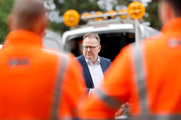 Kölns Oberbürgermeister Torsten Burmester (SPD) im Gespräch mit Mitarbeitern des KASA-Team bei einer Reinigungsaktion der Kölner Anti Spray Aktion (KASA) am Kinderspielplatz am Aachener Weiher. Das 7-köpfige Team von KASA entfernt jährlich Graffiti in Köln auf einer Fläche von 22.000 Quadratmetern. Köln, 22.07.2026 NRW Deutschland *** Cologne Mayor Torsten Burmester (SPD) talks with members of the KASA team during a cleanup campaign organized by the Cologne Anti-Spray Action (KASA) at the children’s playground by the Aachener Weiher. The seven-member KASA team removes graffiti from an area of 22,000 square meters in Cologne each year Cologne, July 22, 2026, North Rhine-Westphalia, Germany Copyright: xChristophxHardtx