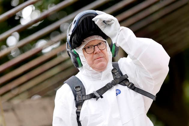 Kölns Oberbürgermeister Torsten Burmester (SPD) legt selbst Hand an in einem Schutzanzug bei einer Reinigungsaktion der Kölner Anti Spray Aktion (KASA) am Kinderspielplatz am Aachener Weiher. Das 7-köpfige Team von KASA entfernt jährlich Graffiti in Köln auf einer Fläche von 22.000 Quadratmetern. Köln, 22.07.2026 NRW Deutschland *** Cologne’s Mayor Torsten Burmester (SPD) rolls up his sleeves and joins in, wearing a protective suit, during a cleanup campaign organized by the Cologne-based anti-graffiti group KASA at the children’s playground by the Aachener Weiher. KASA’s seven-member team removes graffiti annually across an area of 22,000 square meters in CologneCologne, July 22, 2026, North Rhine-Westphalia, Germany Copyright: xChristophxHardtx