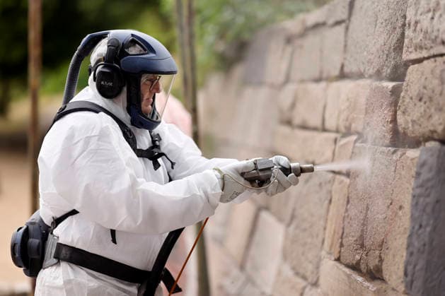 Kölns Oberbürgermeister Torsten Burmester (SPD) legt selbst Hand an in einem Schutzanzug bei einer Reinigungsaktion der Kölner Anti Spray Aktion (KASA) am Kinderspielplatz am Aachener Weiher. Das 7-köpfige Team von KASA entfernt jährlich Graffiti in Köln auf einer Fläche von 22.000 Quadratmetern. Köln, 22.07.2026 NRW Deutschland *** Cologne’s Mayor Torsten Burmester (SPD) rolls up his sleeves and joins in, wearing a protective suit, during a cleanup campaign organized by the Cologne-based anti-graffiti group KASA at the children’s playground by the Aachener Weiher. KASA’s seven-member team removes graffiti annually across an area of 22,000 square meters in CologneCologne, July 22, 2026, North Rhine-Westphalia, Germany Copyright: xChristophxHardtx