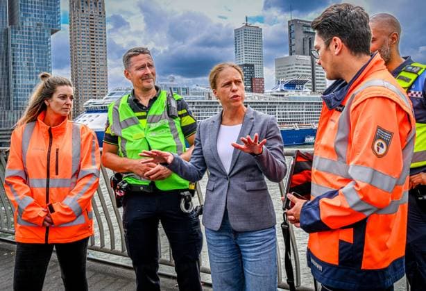 ROTTERDAM - Mayor Carola Schouten of Rotterdam on the Erasmus Bridge with the tram accident in the background, in which several people were injured. FRANK DE ROO ANP netherlands out - belgium out  Copyright: xx x564057668x originalFilename: 564057668.jpg