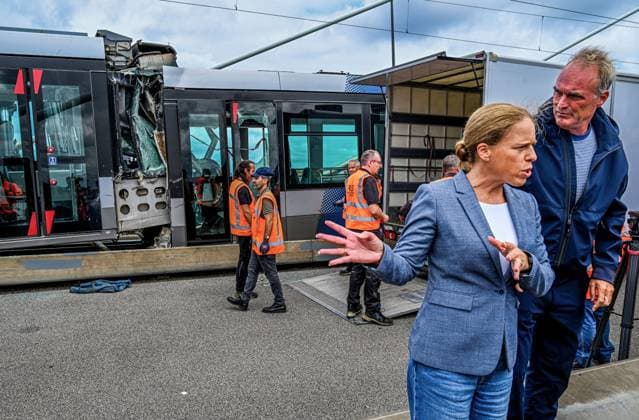 ROTTERDAM - Mayor Carola Schouten of Rotterdam on the Erasmus Bridge with the tram accident in the background, in which several people were injured. FRANK DE ROO ANP netherlands out - belgium out  Copyright: xx x564057722x originalFilename: 564057722.jpg