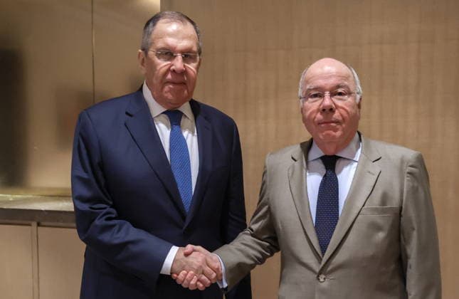 PHILIPPINES, MANILA - JULY 22, 2026: Russia s Minister of Foreign Affairs Sergei Lavrov (L) and Brazil s Minister of Foreign Affairs Mauro Vieira shake hands during a meeting on the sidelines of ASEAN-led events. Video grab. Best quality available. Russian Foreign Ministry TASS  95327530