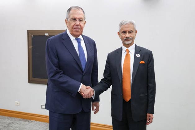 PHILIPPINES, MANILA - JULY 22, 2026: Russia s Minister of Foreign Affairs Sergei Lavrov (L) and India s Minister of External Affairs Subrahmanyam Jaishankar shake hands during a meeting on the sidelines of ASEAN-led events. Best quality available. Russian Foreign Ministry TASS  95327198