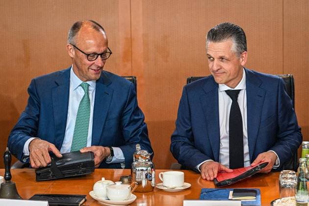 Sitzung des Bundeskabinetts ** NUR FÜR REDAKTIONELLE ZWECKE ** EDITORIAL USE ONLY **<p>Friedrich Merz (CDU, l), Bundeskanzler und Thorsten Frei (CDU), Chef des Bundeskanzleramts und Bundesminister für besondere Aufgaben, sitzen vor der Sitzung des Bundeskabinetts nebeneinander, fotografiert am 22.07.2026 in Berlin. Berlin Berlin Berlin Copyright: MaurizioxGambarini *** Federal Cabinet Meeting ** FOR EDITORIAL PURPOSES ONLY ** EDITORIAL USE ONLY ** p Friedrich Merz (CDU), l, Federal Chancellor, and Thorsten Frei (CDU), Head of the Federal Chancellery and Federal Minister for Special Tasks, sit side by side before the Federal Cabinet meeting, photographed on July 22, 2026, in Berlin Berlin Berlin Berlin Copyright MaurizioxGambarini Copyright: MaurizioxGambarini doc86tsoavfx1e5ixr4gx2 ,EDITORIAL USE ONLY