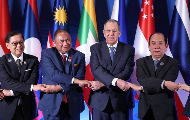 PHILIPPINES, MANILA - JULY 22, 2026: Thailand s Deputy Prime Minister Minister of Foreign Affairs Sihasak Phuangketkeow, Timor Leste s Minister of Foreign Affairs and Cooperation Bendito Freitas and Russia s Minister of Foreign Affairs Sergei Lavrov (from L to R) pose for a group photograph at the Russia-ASEAN Foreign Ministers Meeting Manila Philippines  - ZUMAt113 20260722_zaa_t113_129 Copyright: xRussianxForeignxMinistryx