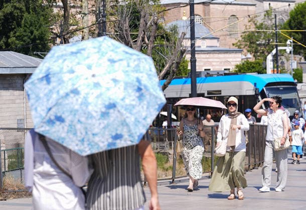 Hot weather in Istanbul ISTANBUL, TURKIYE - JULY 22: Local and foreign tourists try to protect themselves from the hot weather by using umbrellas, face masks, hats, and hand fans in Istanbul, Turkiye, on July 22, 2026. Esra Bilgin Anadolu Istanbul Turkey. Editorial use only. Please get in touch for any other usage.  Copyright: x2026xAnadoluxEsraxBilginx