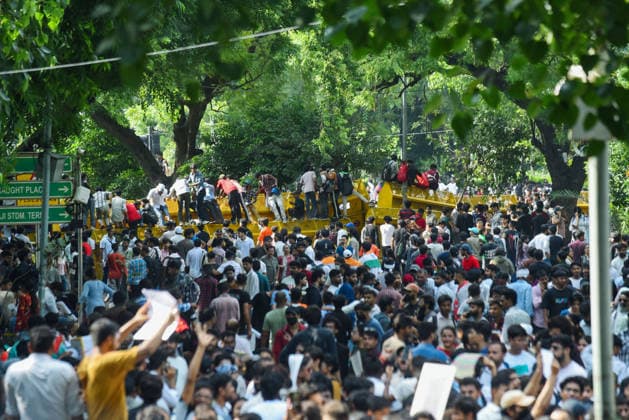 CJP s protest at Jantar Mantar continues, demanding Dharmendra Pradhan s resignation New Delhi, Jul 22 (ANI): People in large numbers gather at Jantar Mantar supporting the Cockroach Janata Party s (CJP) protest, demanding the Union Education Minister Dharmendra Pradhan s resignation over alleged examination irregularities and NEET paper leak, in New Delhi on Wednesday. NEW DELHI Delhi India Copyright: xANIx ANI_20260722450