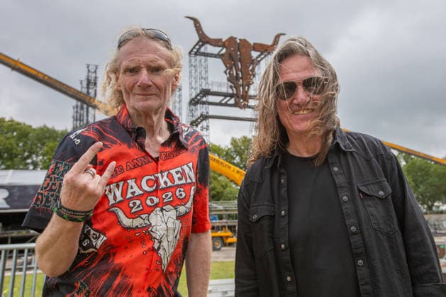 35 Jahre Wacken Jubiläumsjahr des Wacken Open Air 2026 Seit wenigen Tagen nun doch ausverkauft, sind die Arbeiten auf der Fläche des Wacken Open Air genau im Zeitplan. Traditionell am Mittwoch der Vorwoche des Festivals wird der Schädel, das Markenzeichen auch Bullhead genannt, zwischen den Bühnen montiert. Ein wichtiger Moment den auch die beiden Gründer Thomas Jensen und Holger Hübner nicht verpassen wollen. Wacken Wacken open Air Schleswig Holstein Deutschland IVDJ1515 *** 35 Years of Wacken: Wacken Open Air’s Anniversary Year in 2026. The festival sold out just a few days ago, and work on the Wacken Open Air grounds is proceeding exactly on schedule. Traditionally, on the Wednesday of the week before the festival, the skull— the