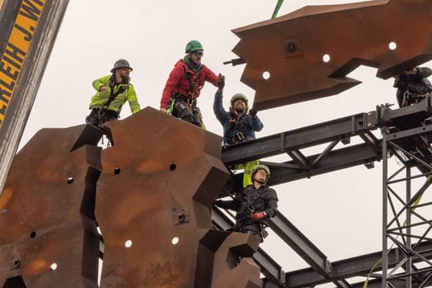 35 Jahre Wacken Jubiläumsjahr des Wacken Open Air 2026 Seit wenigen Tagen nun doch ausverkauft, sind die Arbeiten auf der Fläche des Wacken Open Air genau im Zeitplan. Traditionell am Mittwoch der Vorwoche des Festivals wird der Schädel, das Markenzeichen auch Bullhead genannt, zwischen den Bühnen montiert. Ein wichtiger Moment den auch die beiden Gründer Thomas Jensen und Holger Hübner nicht verpassen wollen. Wacken Wacken open Air Schleswig Holstein Deutschland _5DL5704 *** 35 Years of Wacken: The Wacken Open Air’s Anniversary Year in 2026. Having finally sold out just a few days ago, work on the Wacken Open Air grounds is proceeding exactly on schedule. Traditionally, on the Wednesday of the week before the festival, the skull— th