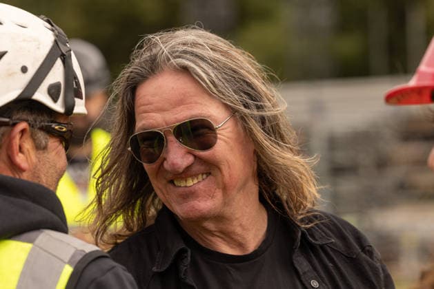 35 Jahre Wacken Jubiläumsjahr des Wacken Open Air 2026 Seit wenigen Tagen nun doch ausverkauft, sind die Arbeiten auf der Fläche des Wacken Open Air genau im Zeitplan. Traditionell am Mittwoch der Vorwoche des Festivals wird der Schädel, das Markenzeichen auch Bullhead genannt, zwischen den Bühnen montiert. Ein wichtiger Moment den auch die beiden Gründer Thomas Jensen und Holger Hübner nicht verpassen wollen. Wacken Wacken open Air Schleswig Holstein Deutschland _5DL5765 *** 35 Years of Wacken: The Wacken Open Air’s Anniversary Year in 2026. The festival sold out just a few days ago, and work on the Wacken Open Air grounds is proceeding exactly on schedule. Traditionally, on the Wednesday of the week before the festival, the skull—