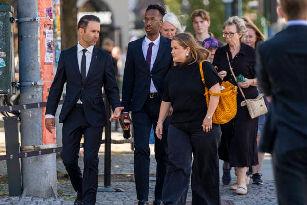 22. juli markering ved minnesmerket i Regjeringskvartalet Oslo 20260722. Tidligere AUF leder Mani Hussaini ankommer Oslo domkirke sammen med stortingsrepresentant Froya Skjold Sjursaether (MDG) under for minnegudstjeneste i forbindelse med 22. juli markeringen. I ar er det 15 ar siden terrorangrepet hvor 77 mennesker mistet livet i 2011. Foto: Frederik Ringnes NTB Oslo Norge 2720DhrlRRI EDITORIAL USE ONLY Ref:_BNC2720DhrlRRI.jpg *** July 22 commemoration at the memorial in the Government Quarter, Oslo, July 22, 2026. Former AUF leader Mani Hussaini arrives at Oslo Cathedral alongside Member of Parliament Froya Skjold Sjursaether (MDG) for a memorial service in connection with the July 22 July commemoration. This year marks 15 years s  Copyright: xFrederikxRingnesx xNTBx