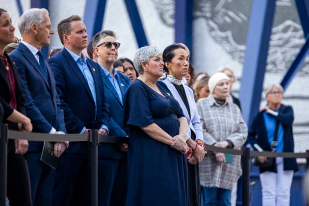 22. juli markering ved minnesmerket i Regjeringskvartalet Oslo 20260722. 22. juli markering ved minnesmerket ved hoyblokka i Regjeringskvartalet. I ar er det 15 ar siden terrorangrepet hvor 77 mennesker mistet livet i 2011. Foto: Frederik Ringnes NTB Oslo Norge HVjR2v1czPU EDITORIAL USE ONLY Ref:_BNCHVjR2v1czPU.jpg *** July 22 commemoration at the memorial in the Government Quarter, Oslo 20260722 July 22 commemoration at the memorial at the Hoyblokka building in the Government Quarter This year marks 15 years since the terrorist attack in which 77 people lost their lives in 2011 Photo by Frederik Ringnes, NTB, Oslo, Norway HVjR2v1czPU EDITORIAL USE ONLY Ref BNCHVjR2v1czPU jpg  Copyright: xFrederikxRingnesx xNTBx