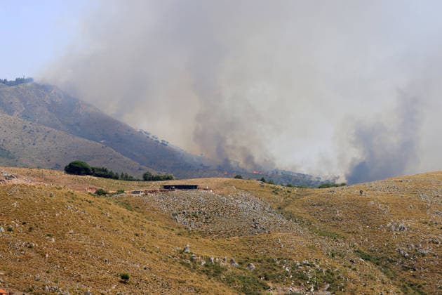 IPA86900372 - In the photo, a large fire is raging in the Casaboli, Pioppo, and Monreale area; there is concern about the advancing fire front; a Canadair aircraft is on its way from Olbia.  Copyright: xAlbertoxLoxBiancox xAlbertoxLoxBiancox 86900372