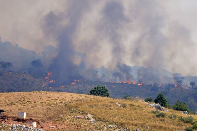 IPA86900377 - In the photo, a large fire is raging in the Casaboli, Pioppo, and Monreale areas; there is concern about the advancing fire front, and a Canadair aircraft is on its way from Olbia.  Copyright: xAlbertoxLoxBiancox xAlbertoxLoxBiancox 86900377