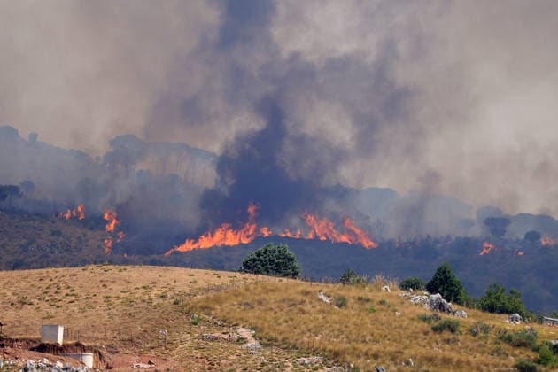 IPA86900381 - In the photo, a large fire is raging in the Casaboli, Pioppo, and Monreale area; there is concern about the advancing fire front, and a Canadair aircraft is on its way from Olbia.  Copyright: xAlbertoxLoxBiancox xAlbertoxLoxBiancox 86900381