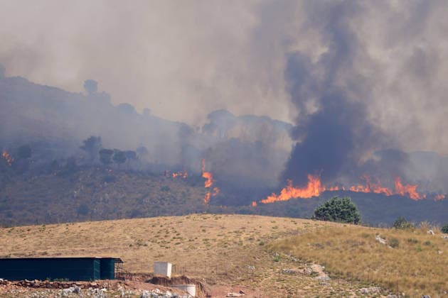 IPA86900385 - In the photo, a large fire is raging in the Casaboli, Pioppo, and Monreale area; there is concern about the advancing fire front, and a Canadair aircraft is on its way from Olbia.  Copyright: xAlbertoxLoxBiancox xAlbertoxLoxBiancox 86900385