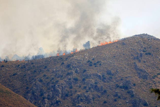 IPA86900391 - In the photo, a large fire is raging in the Casaboli, Pioppo, and Monreale area; there is concern about the advancing fire front, and a Canadair aircraft is on its way from Olbia.  Copyright: xAlbertoxLoxBiancox xAlbertoxLoxBiancox 86900391