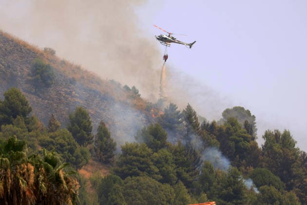 IPA86900410 - In the photo, a large fire is raging in the Casaboli, Pioppo, and Monreale area; there is concern about the advancing fire front, and a Canadair aircraft is on its way from Olbia.  Copyright: xAlbertoxLoxBiancox xAlbertoxLoxBiancox 86900410