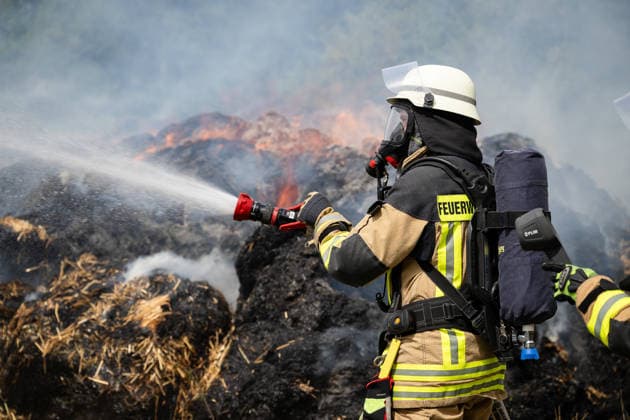 Polizeihubschrauber sucht nach Brandstiftern 200 Rundballen in Flammen 70 Einsatzkräfte im Einsatz Am 22.07.2026 brannten in Tiefenbach im Hunsrück gegen 13:00 Uhr rund 200 Rundballen an drei nahegelegenen Einsatzstellen. Zwei Brandstellen lagen im Wald, eine auf einem Sportplatz. Ein Polizeihubschrauber suchte das Gebiet nach möglichen Tätern ab, während die Polizei Fahrzeuge auf der Straße kontrollierte. Rund 70 Einsatzkräfte errichteten eine Riegelstellung zu angrenzenden Silageballen und dem Wald und ließen das Feuer kontrolliert abbrennen. Tiefenbach (Hunsrück) Rheinland-Pfalz Deutschland *** Police helicopter searches for arsonists; 200 round bales in flames; 70 emergency responders on the scene. On July 22, 2026, at