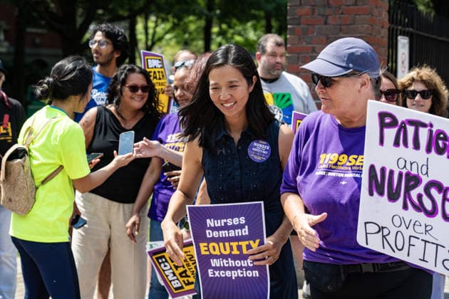 Nurses stage protest for better pay and working conditions in Boston BOSTON, UNITED STATES - JULY 22: Boston Mayor Michelle Wu (L) joins nurses as they picket outside of Boston Medical Center for a new contract that offers better pay and safer working conditions in Boston, Massachusetts, United States, on July 22, 2026. Joseph Prezioso Anadolu Boston United States. Editorial use only. Please get in touch for any other usage.  Copyright: x2026xAnadoluxJosephxPreziosox