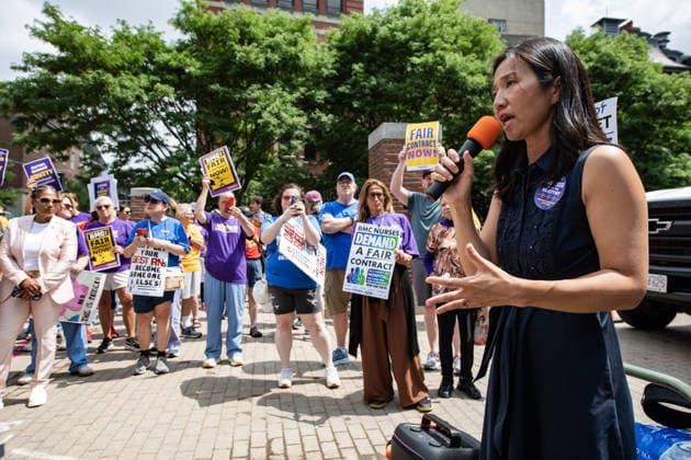 Nurses stage protest for better pay and working conditions in Boston BOSTON, UNITED STATES - JULY 22: Boston mayor Michelle Wu speaks as nurses picket outside of Boston Medical Center for a new contract that offers better pay and safer working conditions in Boston, Massachusetts, United States, on July 22, 2026. Joseph Prezioso Anadolu Boston United States. Editorial use only. Please get in touch for any other usage.  Copyright: x2026xAnadoluxJosephxPreziosox