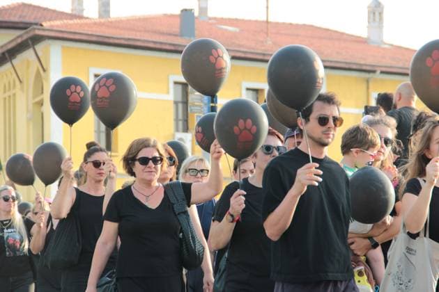 Silent march in Izmir calls attention to stray animal welfare IZMIR, TURKEY JULY 22, 2026: Participants dressed in black walk silently from Pasaport Ferry Terminal to Alsancak Ferry Terminal during an awareness march organized by volunteers to highlight the welfare and rights of stray animals. Carrying black balloons bearing the words One Life Lost, demonstrators complete the march without chanting slogans before delivering a brief press statement at the end of the route. Ä°zmir Türkiye Copyright: x xNagihanxCakirx xJNAxPressx
