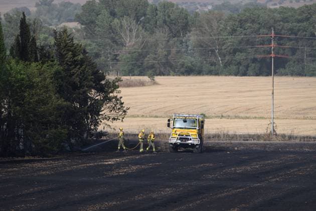 July 22, 2026, Madrid, Spain: MADRID, SPAIN Ã¢â‚¬ JULY 22, 2026: Firefighters work to extinguish a wildfire burning alongside the A-1 motorway near Madrid. Several fire engines and two firefighting helicopters are deployed to contain the blaze and prevent it from spreading. Madrid Spain  - ZUMAq101 20260722_zna_q101_246 Copyright: xTomasxCallex