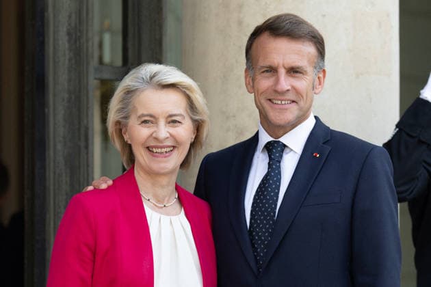 Emmanuel Macron meets with Ursula von der Leyen - Paris French President Emmanuel Macron welcomes European Commission President Ursula von der Leyen before a meeting at The Elysee Presidential Palace in Paris on July 22, 2026. Photo by Raphael Lafargue ABACAPRESS.COM Paris France  Copyright: xLafarguexRaphael ABACAx