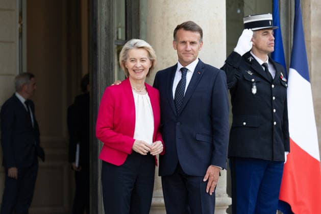 Emmanuel Macron meets with Ursula von der Leyen - Paris French President Emmanuel Macron welcomes European Commission President Ursula von der Leyen before a meeting at The Elysee Presidential Palace in Paris on July 22, 2026. Photo by Raphael Lafargue ABACAPRESS.COM Paris France  Copyright: xLafarguexRaphael ABACAx
