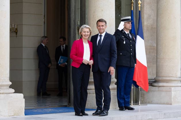 Emmanuel Macron meets with Ursula von der Leyen - Paris French President Emmanuel Macron welcomes European Commission President Ursula von der Leyen before a meeting at The Elysee Presidential Palace in Paris on July 22, 2026. Photo by Raphael Lafargue ABACAPRESS.COM Paris France  Copyright: xLafarguexRaphael ABACAx
