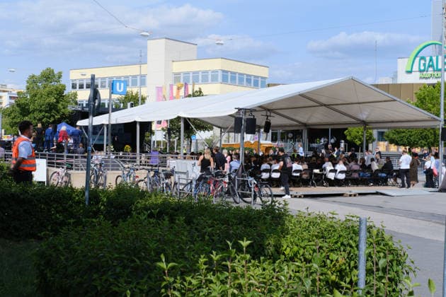 Germany marks 10th anniversary of Olympia shopping mall shooting MUNICH, GERMANY - JULY 22: Citizens take part in the memorial ceremony to commemorate victims of the shooting in Olympia shopping mall on the tenth anniversary at Hanauer Street in Munich, Germany, on July 22, 2026. The attack at Olympia Shopping Mall claimed nine lives and left several others injured before the gunman took his own life. Merve Goettl Anadolu Munich Germany. Editorial use only. Please get in touch for any other usage.  Copyright: x2026xAnadoluxMervexGoettlx