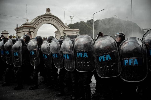 July 22, 2026, Buenos Aires, Buenos Aires, Argentina: Members of social organizations, labor unions and left-wing groups take part in a nationwide day of protest in Buenos Aires, Argentina, demanding increased social assistance, food programs and employment measures amid the country s ongoing economic crisis. Demonstrators marched at the PueyrredoÂ³n Bridge, where clashes erupted with federal security forces after police attempted to block the protest. The mobilization was part of coordinated actions held across Argentina. July 22, 2026. Buenos Aires Argentina - ZUMAf175 20260722_zip_f175_001 Copyright: xDaniellaxFernandezxRealinx