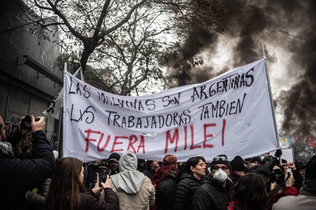 July 22, 2026, Buenos Aires, Buenos Aires, Argentina: Members of social organizations, labor unions and left-wing groups take part in a nationwide day of protest in Buenos Aires, Argentina, demanding increased social assistance, food programs and employment measures amid the country s ongoing economic crisis. Demonstrators marched at the PueyrredoÂ³n Bridge, where clashes erupted with federal security forces after police attempted to block the protest. The mobilization was part of coordinated actions held across Argentina. July 22, 2026. Buenos Aires Argentina - ZUMAf175 20260722_zip_f175_004 Copyright: xDaniellaxFernandezxRealinx