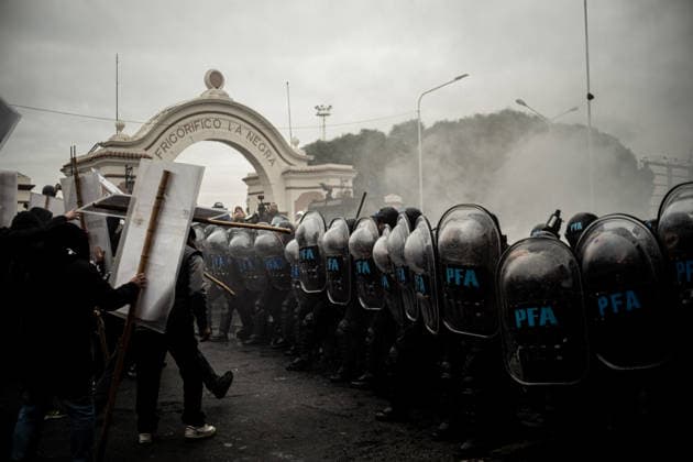 July 22, 2026, Buenos Aires, Buenos Aires, Argentina: Members of social organizations, labor unions and left-wing groups take part in a nationwide day of protest in Buenos Aires, Argentina, demanding increased social assistance, food programs and employment measures amid the country s ongoing economic crisis. Demonstrators marched at the PueyrredoÂ³n Bridge, where clashes erupted with federal security forces after police attempted to block the protest. The mobilization was part of coordinated actions held across Argentina. July 22, 2026. Buenos Aires Argentina - ZUMAf175 20260722_zip_f175_007 Copyright: xDaniellaxFernandezxRealinx