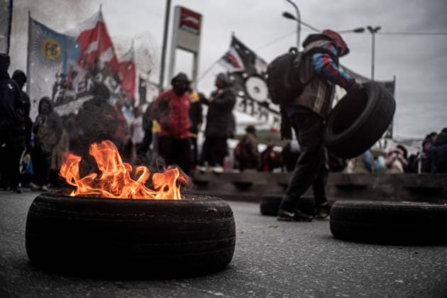 July 22, 2026, Buenos Aires, Buenos Aires, Argentina: Members of social organizations, labor unions and left-wing groups take part in a nationwide day of protest in Buenos Aires, Argentina, demanding increased social assistance, food programs and employment measures amid the country s ongoing economic crisis. Demonstrators marched at the PueyrredoÂ³n Bridge, where clashes erupted with federal security forces after police attempted to block the protest. The mobilization was part of coordinated actions held across Argentina. July 22, 2026. Buenos Aires Argentina  - ZUMAf175 20260722_zip_f175_009 Copyright: xDaniellaxFernandezxRealinx