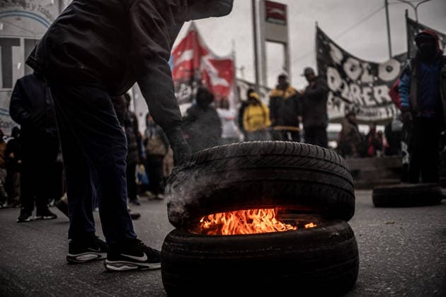 July 22, 2026, Buenos Aires, Buenos Aires, Argentina: Members of social organizations, labor unions and left-wing groups take part in a nationwide day of protest in Buenos Aires, Argentina, demanding increased social assistance, food programs and employment measures amid the country s ongoing economic crisis. Demonstrators marched at the PueyrredoÂ³n Bridge, where clashes erupted with federal security forces after police attempted to block the protest. The mobilization was part of coordinated actions held across Argentina. July 22, 2026. Buenos Aires Argentina  - ZUMAf175 20260722_zip_f175_010 Copyright: xDaniellaxFernandezxRealinx