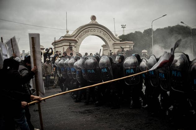 July 22, 2026, Buenos Aires, Buenos Aires, Argentina: Members of social organizations, labor unions and left-wing groups take part in a nationwide day of protest in Buenos Aires, Argentina, demanding increased social assistance, food programs and employment measures amid the country s ongoing economic crisis. Demonstrators marched at the PueyrredoÂ³n Bridge, where clashes erupted with federal security forces after police attempted to block the protest. The mobilization was part of coordinated actions held across Argentina. July 22, 2026. Buenos Aires Argentina  - ZUMAf175 20260722_zip_f175_015 Copyright: xDaniellaxFernandezxRealinx