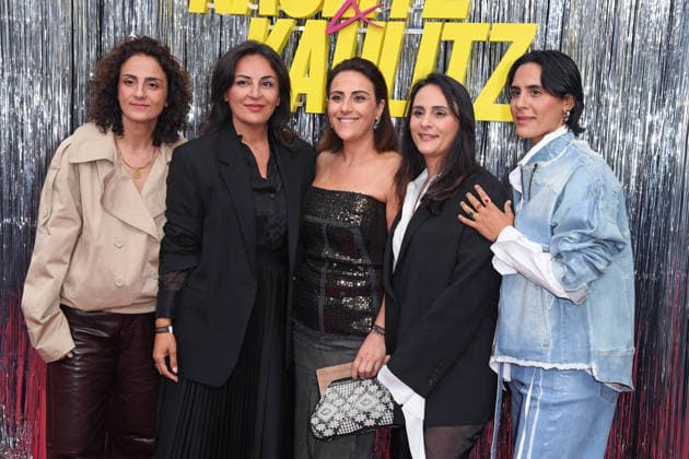Düzen Tekkal mit den Schwestern Tugba Tekkal, Tuelin Dekkal, Tuna Tekkal und Tezcan Tekkal bei der KAULITZ & KAULITZ STAFFEL 3 PREMIERE im Delphi Filmpalast in Berlin am 22.07.2026 *** Düzen Tekkal with her sisters Tugba Tekkal, Tuelin Dekkal, Tuna Tekkal, and Tezcan Tekkal at the premiere of *KAULITZ KAULITZ Season 3* at the Delphi Filmpalast in Berlin on July 22, 2026