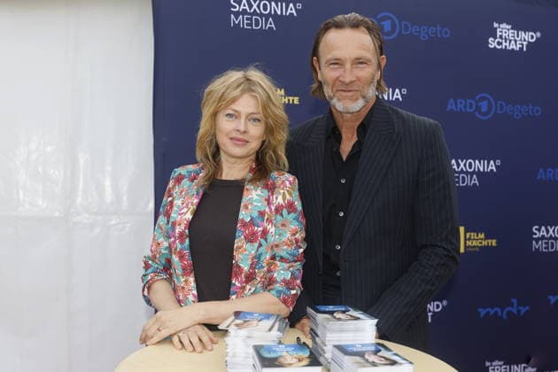 IN ALLER FREUNDSCHAFT Isabell Gerschke und Bernhard Bettermann bei der In aller Freundschaft-Nacht im Rahmen der Filmnächte auf der Galopprennbahn Scheibenholz. Leipzig, 22.07.2026. Leipzig Galopprennbahn Scheibenholz Sachsen D *** IN ALLER FREUNDSCHAFT: Isabell Gerschke and Bernhard Bettermann at the In aller Freundschaft Night as part of the Film Nights at the Scheibenholz Racetrack in Leipzig, July 22, 2026, Leipzig Scheibenholz Racetrack, Saxony, Germany Copyright: xAgenturxMatthiasxWehnertx xReinhardxZichyx