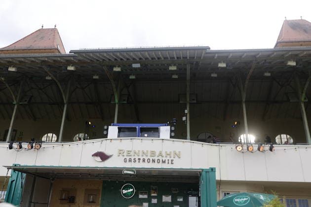 IN ALLER FREUNDSCHAFT Tribühne bei der In aller Freundschaft-Nacht im Rahmen der Filmnächte auf der Galopprennbahn Scheibenholz. Leipzig, 22.07.2026. Leipzig Galopprennbahn Scheibenholz Sachsen D *** IN ALLER FREUNDSCHAFT Stage at the In aller Freundschaft Night as part of the Film Nights at the Scheibenholz Racetrack in Leipzig, July 22, 2026 Leipzig Scheibenholz Racetrack Saxony D Copyright: xAgenturxMatthiasxWehnertx xReinhardxZichyx