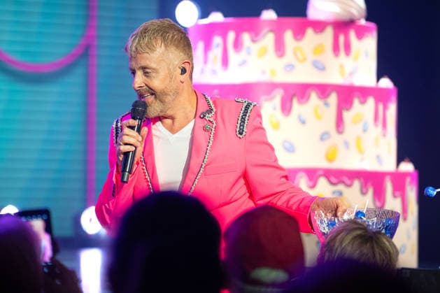 Ross Antony, Paul Reeves, Crazy Summer, Premiere, Europa-Park, Europa-Park Teatro, Rust, Live-Musik, Showballett, TALENT ACADEMY, Bühnenshow, Entertainment, Schlager, Musikshow, Sommer, gute Laune, Emotionen, Humor, Publikum, Autogrammstunde, Prominente, Event, Freizeitpark, Premierenfeier, Presse, Medien, Fotografen, Symbolfoto, Sommerferien, Familienausflug, Tourismus, Baden Württemberg, Veranstaltung, Live Entertainment Rust Europa Park Baden-Württemberg Deutschland *** Ross Antony, Paul Reeves, Crazy Summer, Premiere, Europa-Park, Europa-Park Teatro, Rust, Live Music, Show Ballet, TALENT ACADEMY, Stage Show, Entertainment, Schlager, Music Show, Summer, Good Vibes, Emotions, Humor, Audience, Autograph Session, Celebrities, Event, Amus Copyright: xFINLEYxMÖRCHx