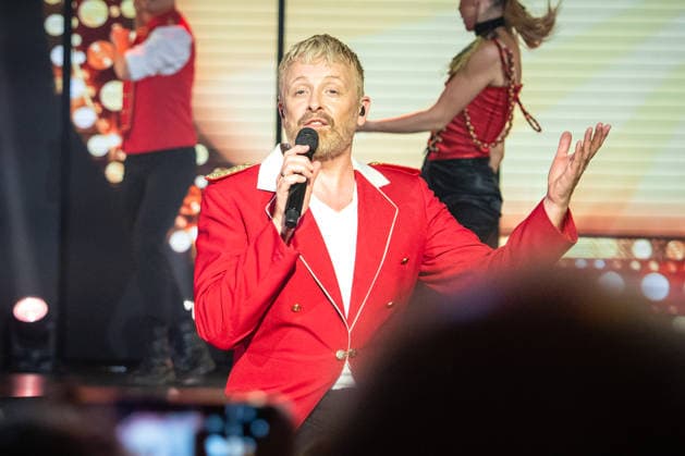 Ross Antony, Paul Reeves, Crazy Summer, Premiere, Europa-Park, Europa-Park Teatro, Rust, Live-Musik, Showballett, TALENT ACADEMY, Bühnenshow, Entertainment, Schlager, Musikshow, Sommer, gute Laune, Emotionen, Humor, Publikum, Autogrammstunde, Prominente, Event, Freizeitpark, Premierenfeier, Presse, Medien, Fotografen, Symbolfoto, Sommerferien, Familienausflug, Tourismus, Baden Württemberg, Veranstaltung, Live Entertainment Rust Europa Park Baden-Württemberg Deutschland *** Ross Antony, Paul Reeves, Crazy Summer, Premiere, Europa-Park, Europa-Park Teatro, Rust, Live Music, Show Ballet, TALENT ACADEMY, Stage Show, Entertainment, Schlager, Music Show, Summer, Good Vibes, Emotions, Humor, Audience, Autograph Session, Celebrities, Event, Amus Copyright: xFINLEYxMÖRCHx